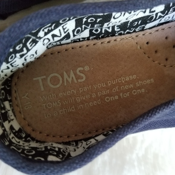 TOMS | Boy's Slippers - Picture 5 of 7